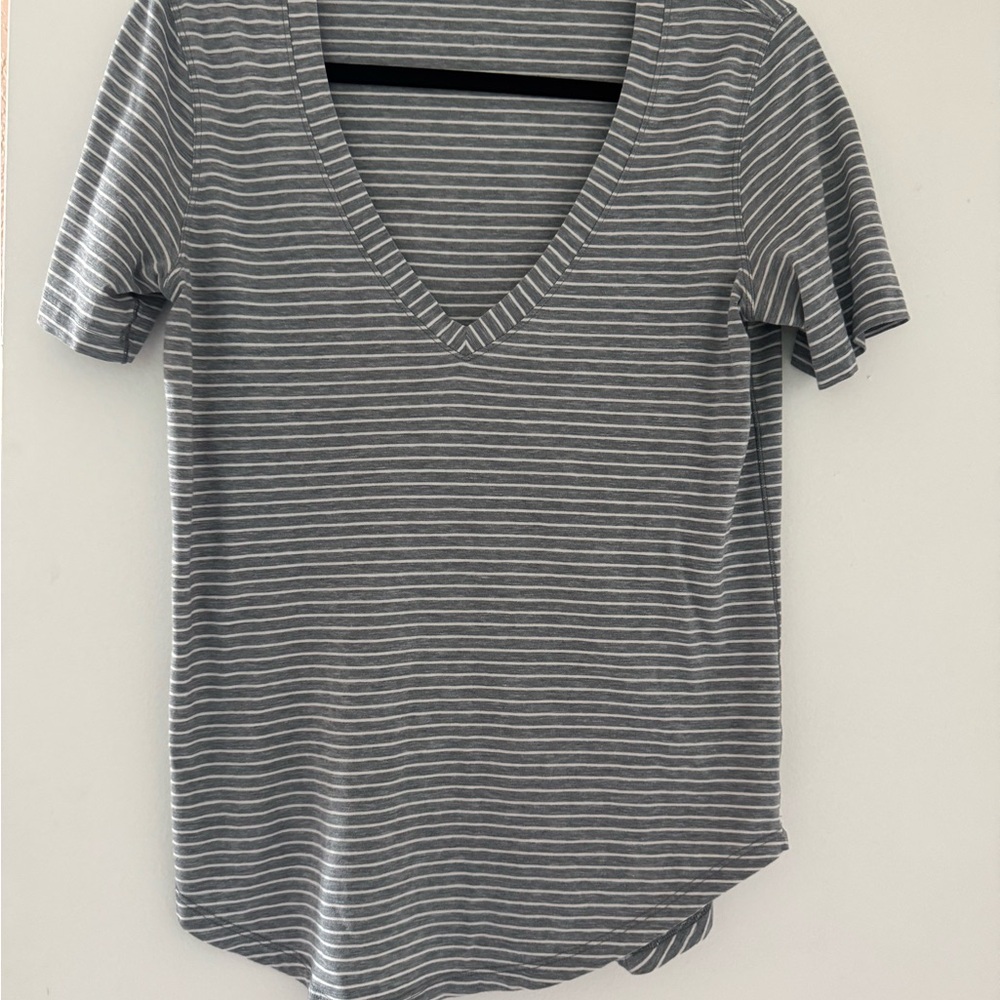 Lululemon Gray Striped V-Neck love Tee Women's Top / t-shirt Size 6 (?)